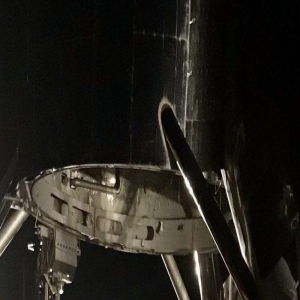 马斯克带儿子们现身火箭基地，超模妈开心，疑吐槽首富年轻时土气