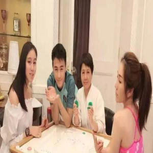 梁安琪晚年生活挺幸福的,素颜大大方方出镜,容颜虽老但气质高贵