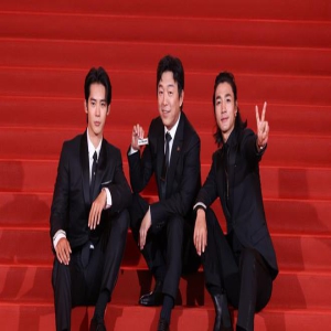 主打一个变装!黄渤携多部新片三登上影节闭幕红毯