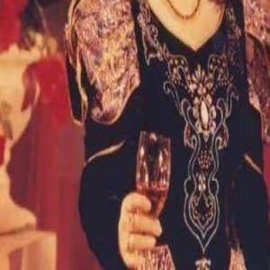 她是国内资深的女演员,年近百岁还出演电影,今爱人儿子都已去世