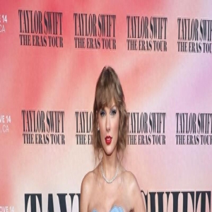 Taylor Swift参加活动，蓝色镂空礼服，温柔甜美