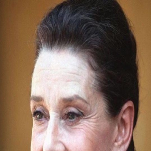 被赫本的老年状态惊艳了:穿衣素雅,头发盘起,真正的美了一辈子