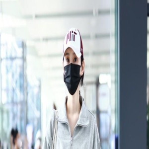 奚梦瑶美回来了,穿宽松卫衣搭瑜伽裤秀“筷子腿”,尽显超模气场