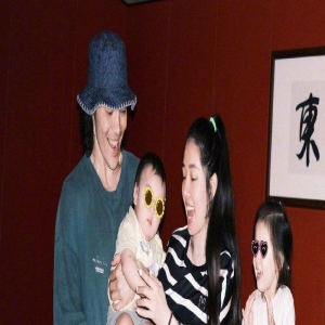 向佐晒一家四口胶片风随拍 单手抱娃亲吻郭碧婷好甜蜜