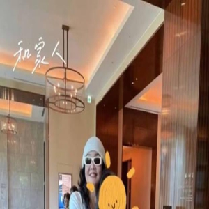 张兰晒与孙女合照 9岁小玥儿已经长到奶奶下巴位置