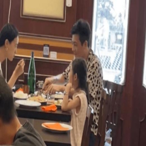 陈冠希1家3口游意大利，吃烤肉开怀大笑，女儿超模脸和妈妈像极了