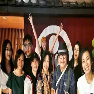 萧敬腾携林有慧参加家宴并拍全家福,婆媳同框,引热议,真的很像