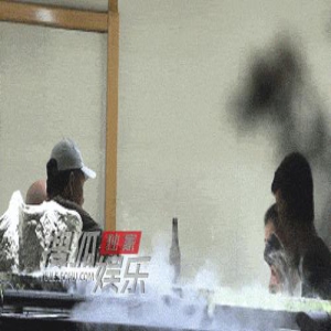 独家：胡军一家和亲友聚餐 儿女身高优越气质超好