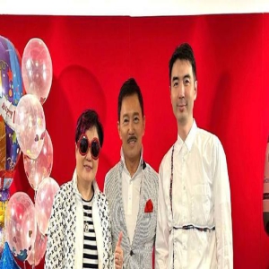 谢霆锋71岁母亲狄波拉活似少女，邀请朋友为75岁现任丈夫祝寿