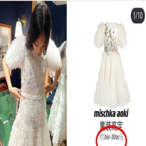 13岁王诗龄被曝耍大牌,机场让工作人员拿箱子,语音姿势引争议!