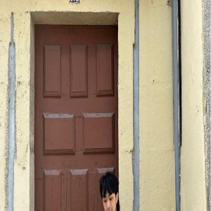 伊能静儿子晒度假泳装照 身材消瘦卷发及肩眼神魅惑