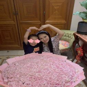 伊能静突收「超巨大花束」! 揭夫妻对话:有问题,还是撞脑袋了?