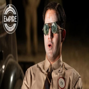 电影《奥本海默》新剧照 本·萨弗迪墨镜迎接核爆