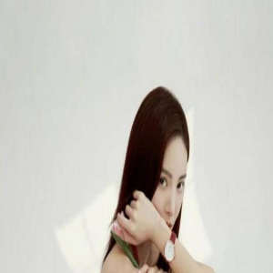 女性以瘦为美再掀高潮!她穿“肚兜”秀光洁裸背,让人移不开眼睛