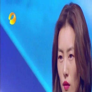 刘雯不愧是超模，再走秀惊艳众人，气质秒杀小花，4步get同款气质