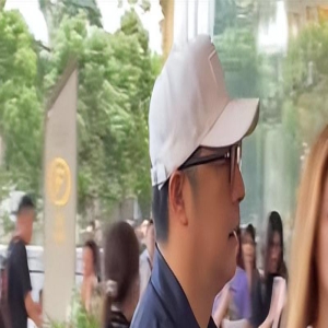 王岳伦晒父女合照辟谣，头发白黑眼圈重，王诗龄面部圆润越发男相