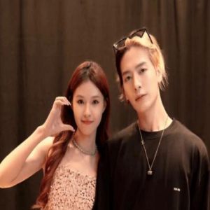 王嘉尔和女粉丝合影太亲密，不仅牵手还搂脖子拥抱，价格可不便宜