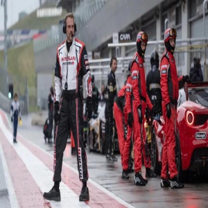 真人版《头号赛车手》曝新照 大卫·哈伯神情紧张