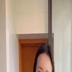 董洁老了就大大方方的,脸是松弛干巴巴的,但生图感叹真实接地气