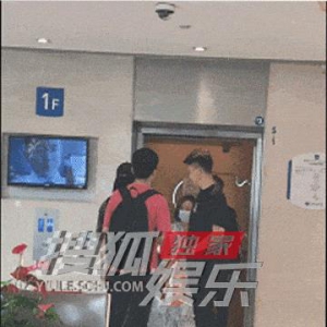独家:张艺兴医院就诊 大热天穿长袖不知是否抱恙