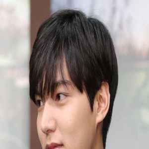 李敏镐最新合影胖到认不出!面部浮肿像发面馒头,双下巴严重分层