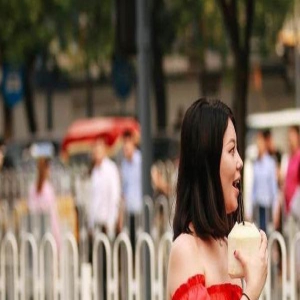 街拍:丰满性感的小姐姐,一身紧身牛仔裤,身材火辣尽显成熟风韵