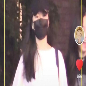 王菲女儿李嫣回国后放飞自我,凌晨露脐KTV嗨玩,被中年男紧盯