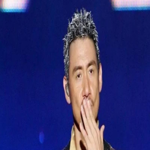 张学友演唱会突摔倒,稳坐乐坛之巅,敬业精神赞叹不已