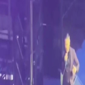 张学友演唱会摔倒仍坚持演唱,敬业精神感动众人