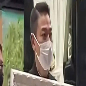 刘德华父亲出殡,11岁爱女罕见露面:长发大眼,随父母吃素