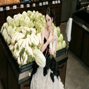 37岁杨幂现身超市拍照!风格大胆有意思,参加GQ盛典,引粉丝热议