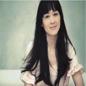 她24岁成为影后,嫁大10岁导演被家暴,如今嫁奥运冠军生可爱女儿