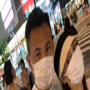 林文龙郭可盈互相搂着恩爱走在街头 女儿跟在后面给父母拍照