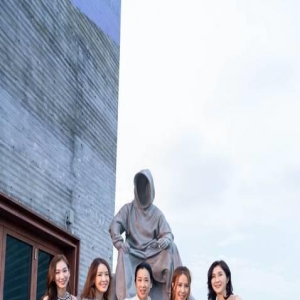 经典荧幕情侣关之琳刘德华再同框,洪金宝儿子也带着妻子现场追星