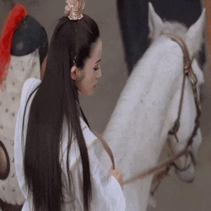 张敏携小10岁男友泰国买房定居!暴瘦至70斤已变形,手臂缠满佛珠