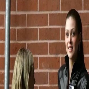 贝克汉姆的大儿媳妇妮可拉,拥有高颜值,穿牛仔微喇裤,条子好正