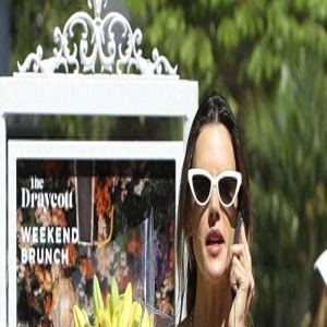 亚历桑德拉-安布罗休外出购物,身着白色连衣裙明媚靓丽