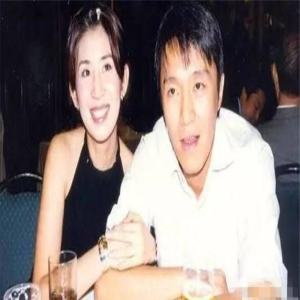 吴君如全家外出照,导演老公满头白发很苍老,女儿长相不如妈