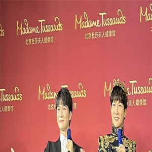 周深蜡像亮相 惊呼太像:原来别人看我是这个感觉