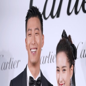 何超莲现身街头,被路人包围小腹凸起难前行,与窦骁结婚2月未见