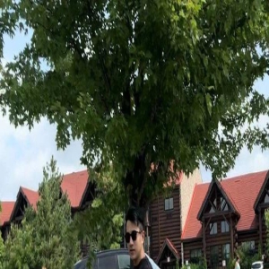 杨幂九岁女儿近照曝光，与爸爸同框被赞颜值高