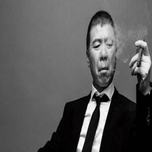 冯小刚病情再次恶化,本人已放弃治疗,妻子含泪说:钱多有什么用