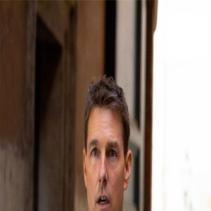 《碟中谍7》发特辑 阿汤哥与新搭档上演铐手飞车