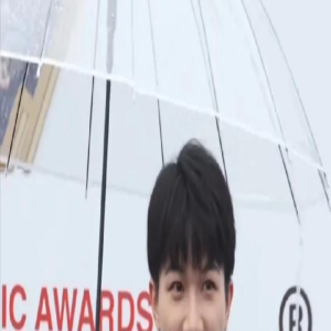 周深红毯神秘表情引发热议,笑点满满的喜剧之王