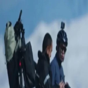 吴磊遇到路上大哥,毫无架子地加微信,网友直呼“真实可爱”