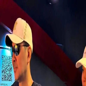 蒋勤勤夫妻看展览,她背帆布包素颜大大方方的,生图惊叹状态年轻