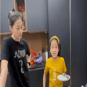 梅婷在家煎牛排,素面朝天穿着普通T恤,灵气消失与普通大妈无异