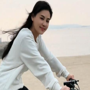 樊小慧穿超短裙骑行,撅屁股疑走光,引路人围观,网友:封杀