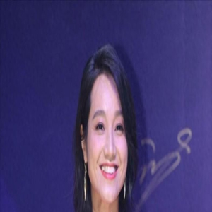 42岁朱丹被骗1600万后露面!满面笑容参加活动,与周一围大秀恩爱