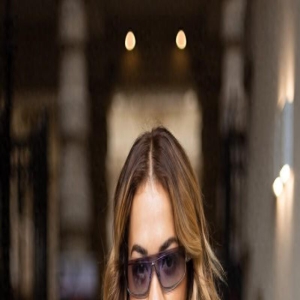 瑞塔-奥拉参加RTL热门节目新闻发布会,露脐牛仔套装时尚酷飒